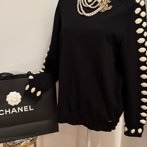 CHANEL BLACK SWEATER with White Camilla Flowers Size 40 - Picture 3 of 11
